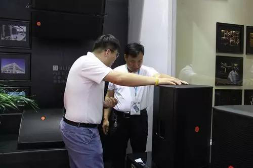 劇場水蜜桃黄色视频燈光