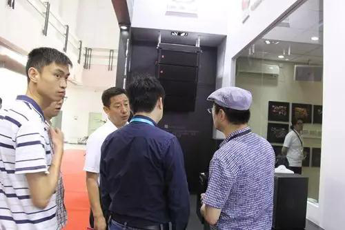 劇場水蜜桃黄色视频燈光