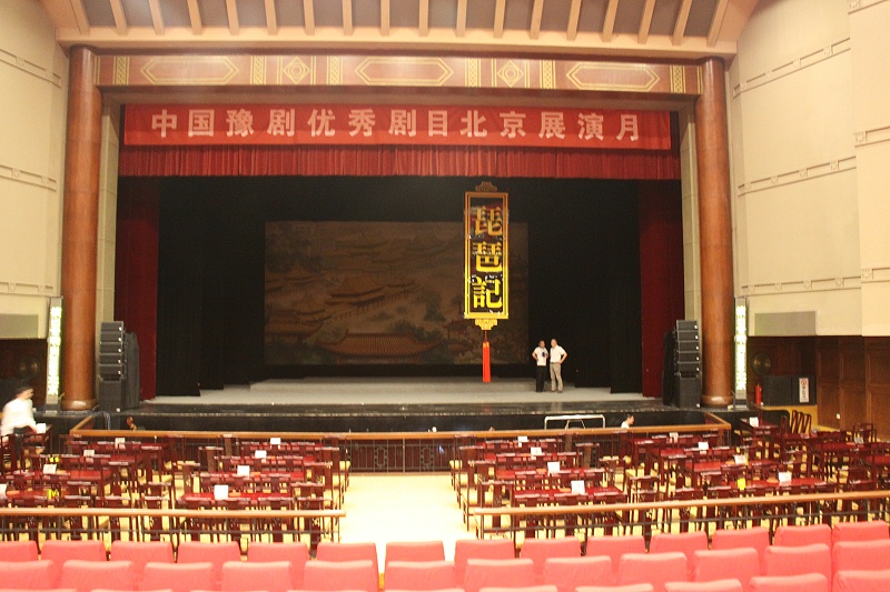 京劇舞台演出中舞台水蜜桃黄色视频設計的特性和作用