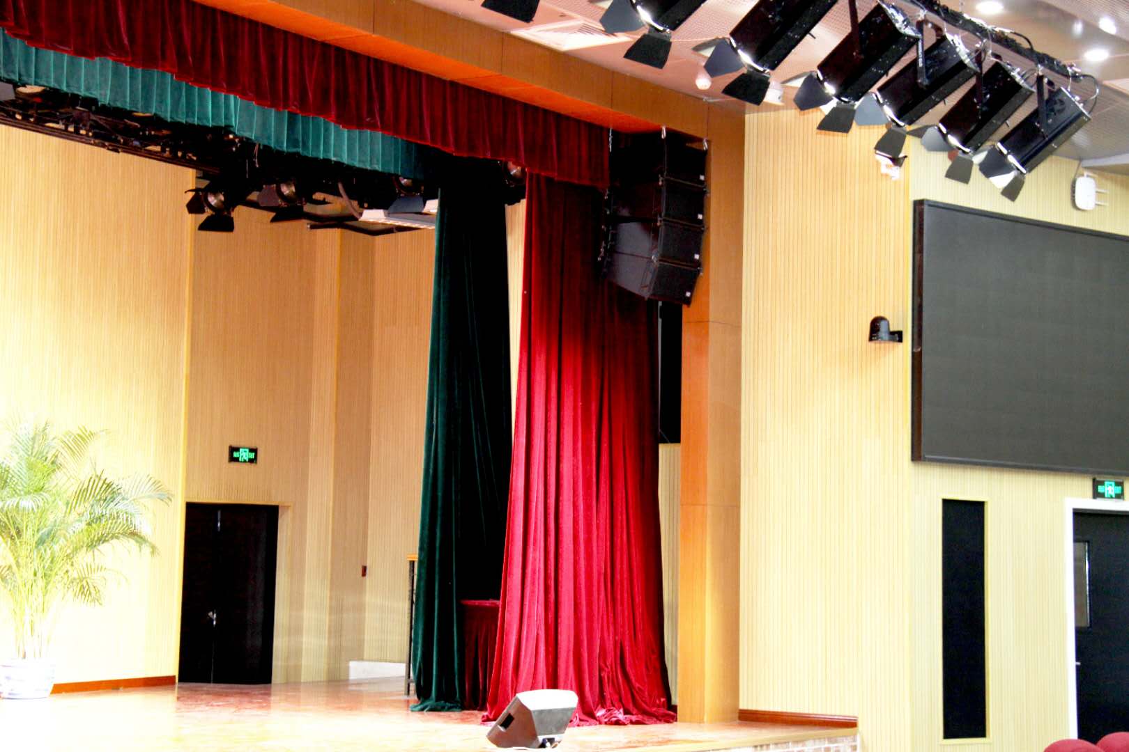 水蜜桃黄色视频設備在舞台演出中的應用
