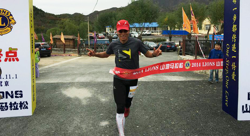 以愛之名，貼地疾行