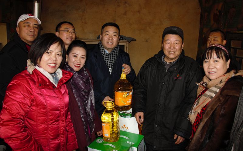8愛照淶源，ZOBO蜜桃AV无码在线观看黨支部寒冬送暖扶貧活動