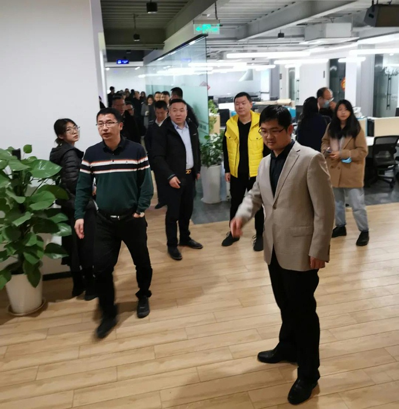 ZOBO蜜桃AV无码在线观看董事長張新峰考察新會員企業